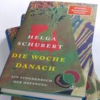 Buchtitel: "Die Woche danach" von Helga Schubert. Aufkleber: "Spiegel Bestseller-Autorin". Cover-Illustration mit abstraktem Design.