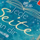„Jede Seite an dir“ steht auf einem türkisfarbenen Hintergrund, verziert mit einem stilisierten geöffneten Buch.