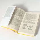 Text auf beigem Papier, technische Zeichnungen von Gehirn und Hand darunter, daneben ein loses Blatt mit Text.