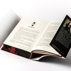 Ein Buch liegt offen und zeigt ein Kapitel mit der Überschrift "PATRICK". Ein schwarzes Foto zeigt eine lächelnde Frau.