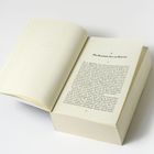 Seite eines offenen Buches, oberer Text: "Das Alhambra Inn and Gardens". Unterer Text beschreibt eine Szene.
