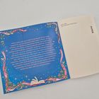 Text auf blauem Hintergrund, umrahmt von pinken Bändern und Blumen. Offenes Buch unten, Verlagsname "PIPER".