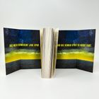 "Das Meer verwischt jede Spur. Nur die Schuld spült es nicht fort." Ein aufgeschlagenes Buch vor einem stürmischen Meer.