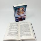 Ein Buch mit dem Titel „Tod in heller Sommernacht“ von Lisa Sarah Brandstätter, daneben eine offene Buchseite.