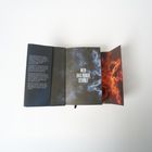 Der Text "WER DAS FEUER STIEHLT" steht in der Mitte. Links sind weiße Buchstaben auf dunklem Hintergrund. Rechts Flammen.