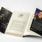 Links ein dunkel gestalteter Umschlag, mittig Buchseite mit Kapitel "26", rechts ein Lesezeichen mit Autorinnenbild und -text.