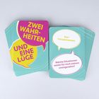 Spielkartenstapel mit den Texten "Zwei Wahrheiten und eine Lüge", "Star-Schwärmereien" und "Welche Situationen waren für mich extrem unangenehm?"