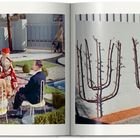 Links oben "TATI SHOOTS", rechts oben "MON ONCLE". Links: Fünf Menschen an einem Tisch im Freien. Rechts: Mann mit Pfeife betrachtet Spalier.