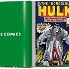 Links: Grüner Hintergrund mit "THE COMICS". Rechts: Comic-Cover "THE INCREDIBLE HULK", zeigt Hulk und ein kleinerer Mann davor.