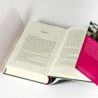 Aufgeschlagenes Buch mit Kapitel 17. Daneben ein Lesezeichen mit Autorinformation von Shea Ernshaw und einem Foto.