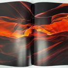 Keine sichtbaren Texte. Leuchtende, geschwungene Felsformationen in Orange- und Rottönen, die eine abstrakte Landschaft formen.