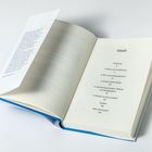 Ein Buch mit offenem Inhaltsverzeichnis: Einleitung, Karma, Wiedergeburt, Körper, Speicherbewusstsein und mehr. Blaues Cover.