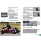 Texte beschreiben Kameraeinstellungen zum Verfolgen bewegter Motive. Bild einer Person auf einem Motorrad in Rennkleidung.