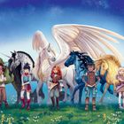 Eine Illustration zeigt fünf Kinder und bunte Pferde mit Fantasiedetails in einer blühenden Wiese unter einem sternenklaren Himmel.
