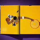 Text: "LAKERS". Ein Basketballspieler im gelben Trikot springt zum Korb mit einem Spalding-Ball, alles auf gelbem Hintergrund.
