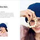 „Mütze Kirsten“ und „Tortenstück mit Zuckerguß“. Links Text über die Mütze, rechts lächelnde Frau mit bunter Strickmütze und Lolli.