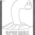 Text: "SCHLIGDA". Illustration eines wurmartigen Wesens, das aus kleinen Hügeln ragt. Rahmen mit Schleifenmuster.