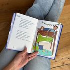 Ein Buch zeigt: "Sami und Lara sitzen auf Noas Hochbett und warten..." Daneben eine Illustration von Kindern.