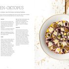 FELSEN-OKTOPUS, Rezept mit Zutaten und Zubereitungstipps auf rustikalem Holz. Rechts Teller mit Oktopus und Kapern.