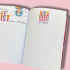 Rechte Seite: "Highlights des Monats"; linke Seite: "Playlist zum Chillen"; bunte Buchstabencollage und Punktmuster.