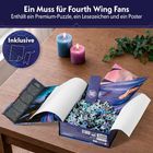 „Ein Muss für Fourth Wing Fans.“ Eine Box mit Puzzle, Lesezeichen und Poster. Auf einem Holztisch mit Kerzen und Pflanze.