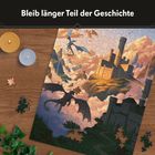 Text: "Bleib länger Teil der Geschichte".  
Ein unvollständiges Puzzle zeigt Drachen und Burgen in einer fantasievollen Landschaft auf einem Holztisch.