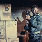 Auf Kartons steht: "CIVIL DEFENSE SURVIVAL RATIONS". Ein Mann in Uniform hält ein Funkgerät, im Hintergrund sind Schatten.