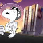 Ein Hund im Astronautenanzug schlendert vor einem Gebäude mit US-Flagge; dahinter ein rosafarbener Himmel.