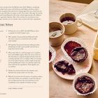 Rezept für "cacao tahini bites" mit Zutaten und Zubereitung; daneben Tassen, Teller und eine gelbe Box mit Bissen.