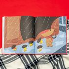 "Will Aldo be around the corner?" Gelber Hund mit rotem Schal und Ducks mit Regenschirmen im Regen. Illustrative Szene.