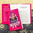 "Such a Witch", Kapitel 1: "Welcome to Raven's Head School for the Magically Gifted". Drei Jugendliche vor einem Pentagramm.