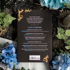 Lob für "Bitten": Zitate von Autoren umgeben von blauen Blumen und kosmischen Mustern auf schwarzem Stoff.