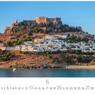"Lindos" und "CASARES EDITION". Ein Hügel mit Burg und darunter weißen Häusern, umgeben von grüner Vegetation, davor Wasser.