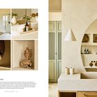 "Style with Purpose" steht im Textabschnitt. Ein stilvolles Badezimmer mit Nischen, Deko-Elementen und einer großen Spiegelfläche.