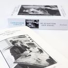 Der Text auf dem Buchrücken lautet: "CHRISTOPHE LEBOLD - IM SCHATTEN DER ENGEL". Innen steht: "Kapitel 9 - DIE GEBETE EINES CROONERS".