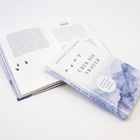 „ÜBER DIE TRAUER. Geschichten von Abschied, Tod und Hoffnung.“ Ein Buch von Annemarie Stoltenberg mit geöffnetem Exemplar.