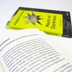 Text aufgeschlagener Seite: "Nachwort. Heart of Darkness und die Macht des Erzählers." Im Hintergrund das Buchcover.
