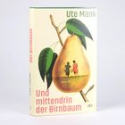 „Ute Mank, Und mittendrin der Birnbaum, dtv“. Ein Birnenbaum mit einer Birne, davor zwei Menschen, eine Frau und ein Kind.
