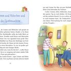 „Grimm und Möhrchen und die Spielmaschine“. Zwei Personen und ein Zesel in einer Küche, einer bringt Kekse.