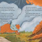Text beschreibt, wie ein Bär namens Bärlock das Schlangental betritt und einen hohlen Baum entdeckt. Eine Illustration zeigt Bärlock mit einem Tuch im Regen.