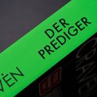 "Der Prediger" und "M.W. Craven" auf einem Buchrücken in kräftigem Grün auf schwarzem Hintergrund.