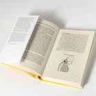 Ein geöffnetes Buch mit einem Lesezeichen. Sichtbares Kapitel über "Handynackensyndrom" mit einer Illustration eines Skeletts.