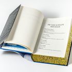 "Die vier Schulen der Magie" auf einer geöffneten Buchseite. Das Buch hat einen dekorativ gelben Umschlag.