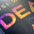 Text: "Josi W." und "THRILLER". Große bunte Buchstaben: "DEA...". Schwarzer Hintergrund, schimmernder Effekt.