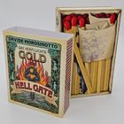 "Das verfluchte Gold von Hell Gate" von Davide Morosinotto, Illustration zeigt ein Feuer und Streichhölzer.