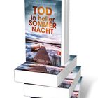 „Tod in heller Sommernacht“. Ein Holzsteg führt in einen ruhigen See bei Sonnenuntergang, Buchstapel darunter.