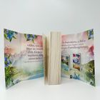 Zitat über den Wert der Zeit, schöne Berglandschaft mit Blumen, Buch in der Mitte aufgeschlagen.