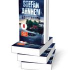"STEFAN AHNHEM - HAUSTAUSCH" auf Buchcover; See mit Häusern und Wald, sowie ein Netflix-Logo.