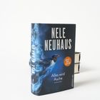 Buchtitel: "Alles wird Asche" von Nele Neuhaus. Cover zeigt einen Vogel in blauer Rauchoptik und den Hinweis "Limitierte Sonderausstattung".