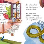 Zwei Tiger putzen am Fenster, Wind bläst Zeitung weg. Schlange fegt Krümel unter Sofa, Vogel schaut zu, Teppich in Blau.